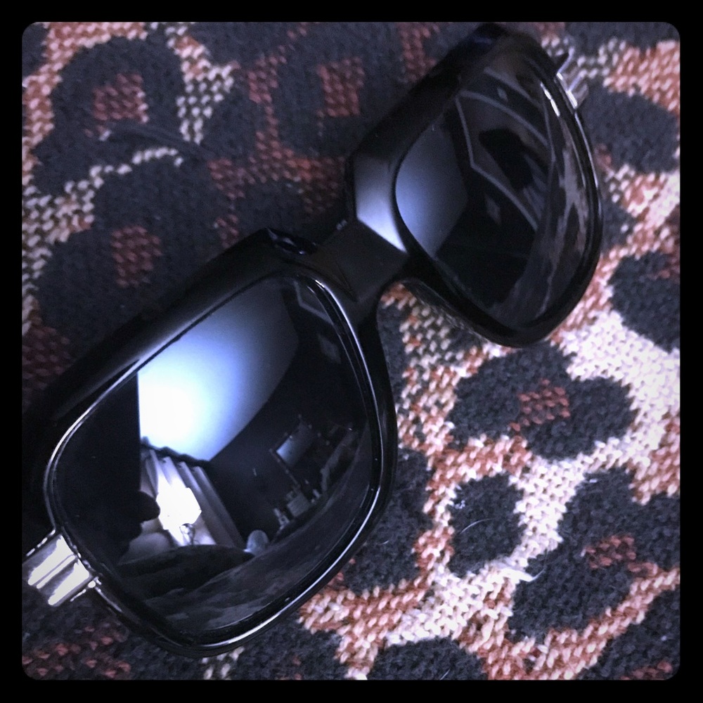 Black wide framed square sunglasses 🕶
